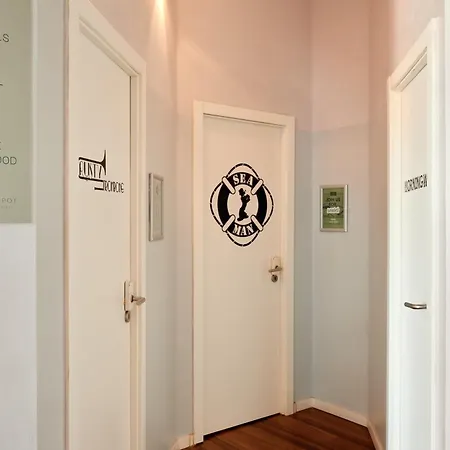 Gspot & Triangles Pizzeria Хостел *