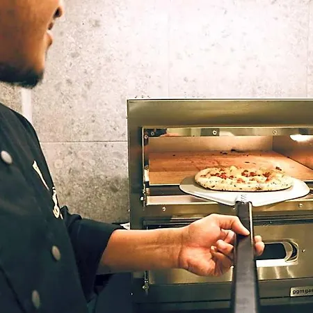 Hostel Gspot & Triangles Pizzeria *