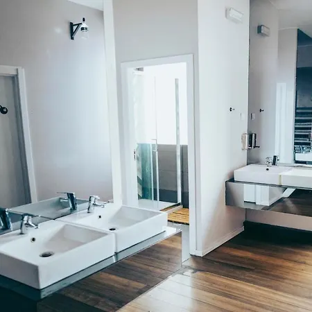 אכסניה Gspot & Triangles Pizzeria