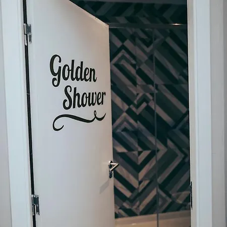 Gspot & Triangles Pizzeria Hostel